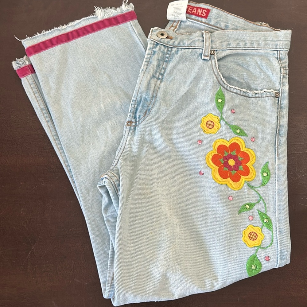 🥂 Host Pick 🥂 Vintage Embroidered Distressed Stonewashed Guess Jeans